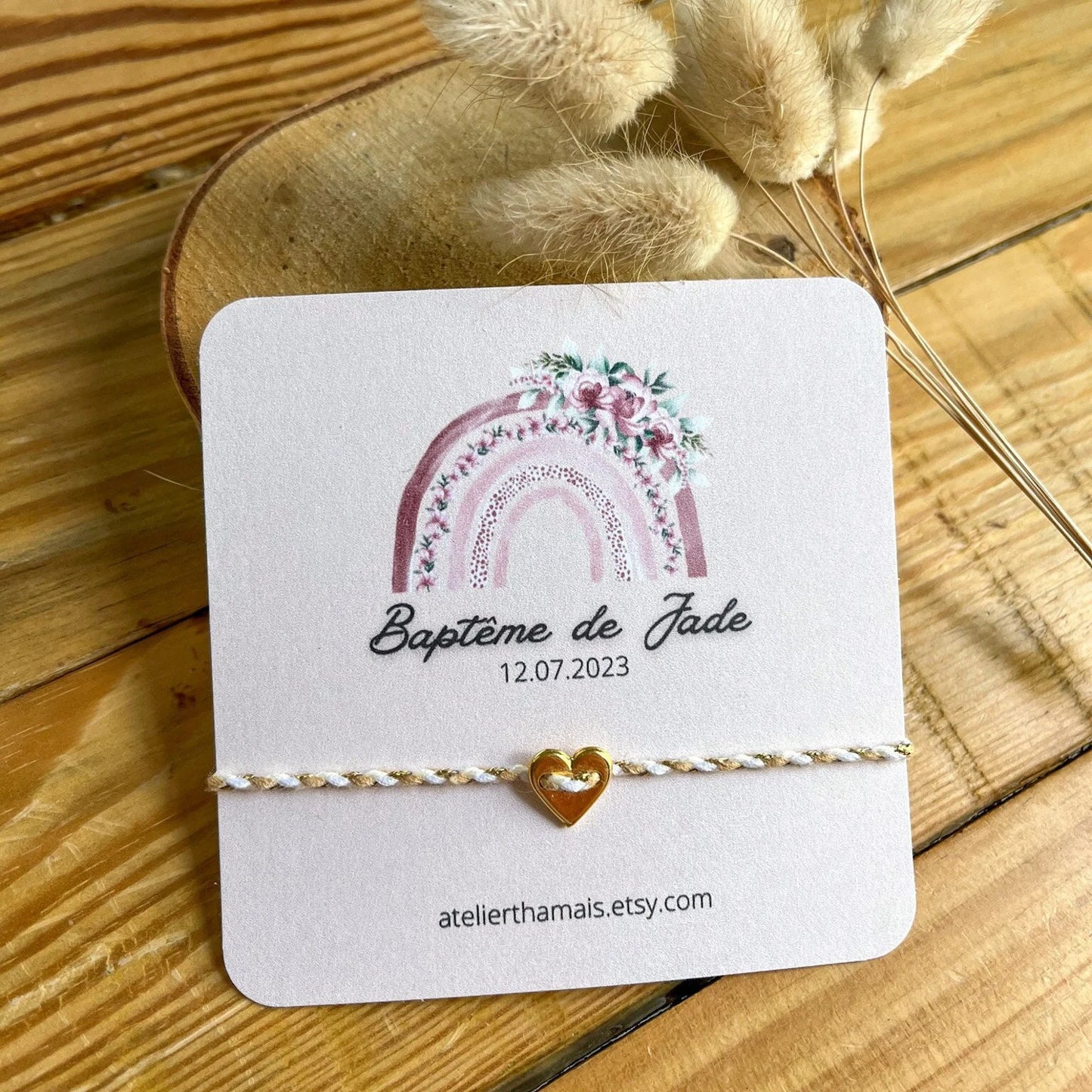 Cadeau invités baptême arc en ciel fleurie rose - Bracelet sur carte personnalisable