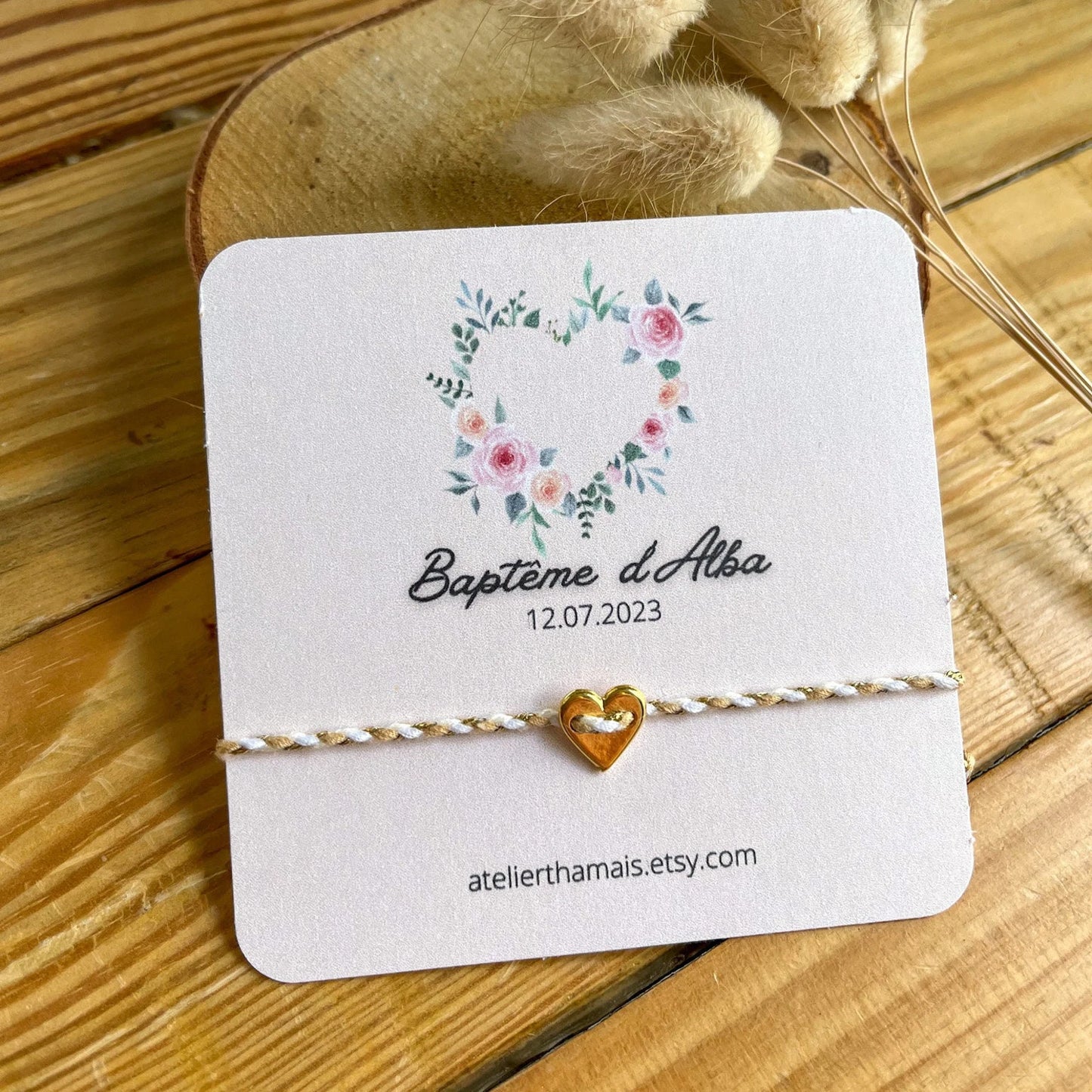 Cadeau invités baptême coeur fleurie rose - Bracelet sur carte personnalisable